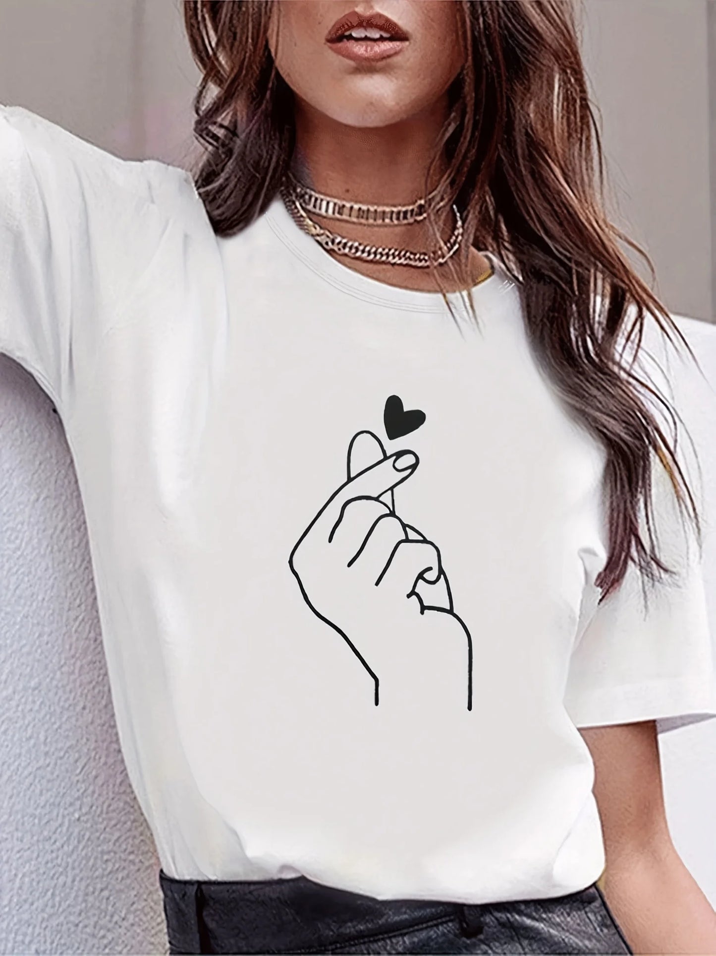 Cute Finger Heart Print Women’s T-Shirt – Casual Short Sleeve Crew Neck Tee